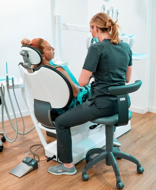 Dentista de Picó&Poveda realizando un tratamiento de estética dental a un paciente