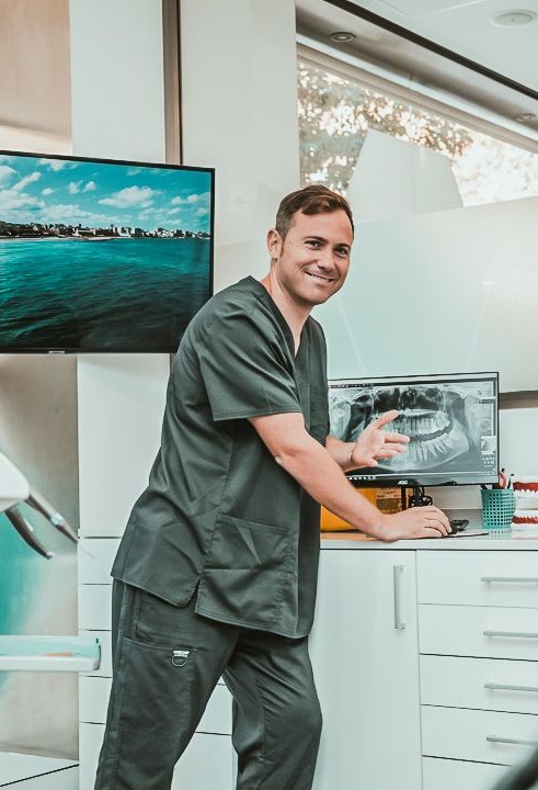 Doctor explicando a un paciente su endodoncia