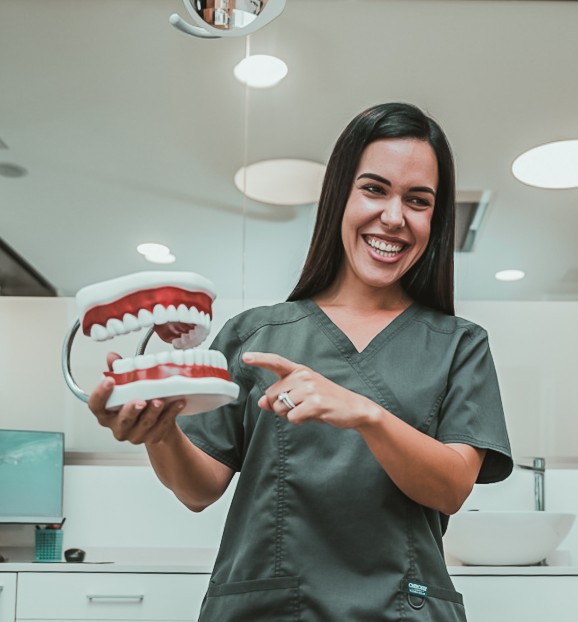 Dentista de Piccó&Poveda mostrando una dentadura perfecta a una paciente