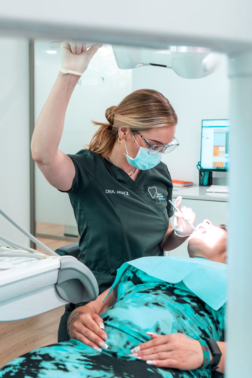Dentista en Picó&Poveda  realizando un tratamiento de odontología a un paciente