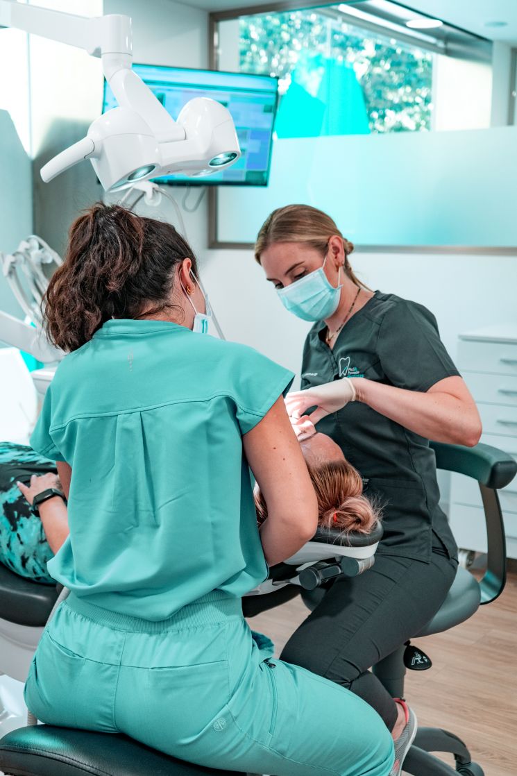 Dentistas en Picó&Poveda atendiendo a una paciente 