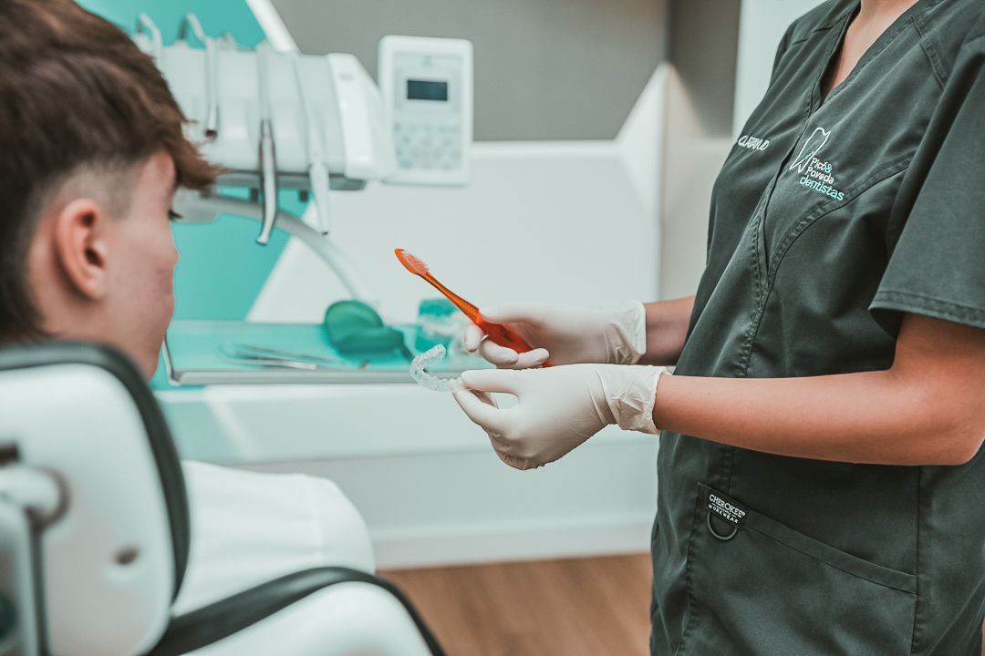 Dentista en Picó&Poveda sosteniendo un aparato invisible